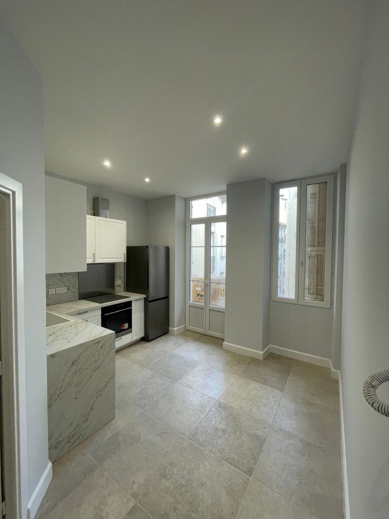 Отремонтированная кухня в квартире в Ницце с мраморной столешницей